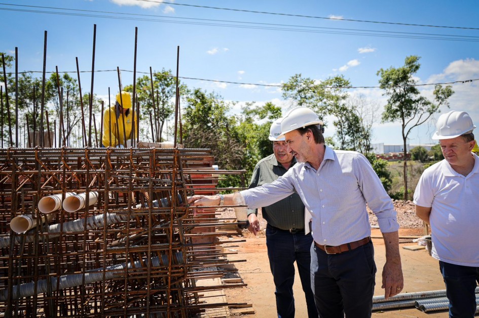 Governo do Estado vistoria obra de ponte entre Lajeado e Arroio do Meio O secretário de Logística e Transportes e o presidente da EGR também visitaram a nova travessia de veículos do tipo "passagem"